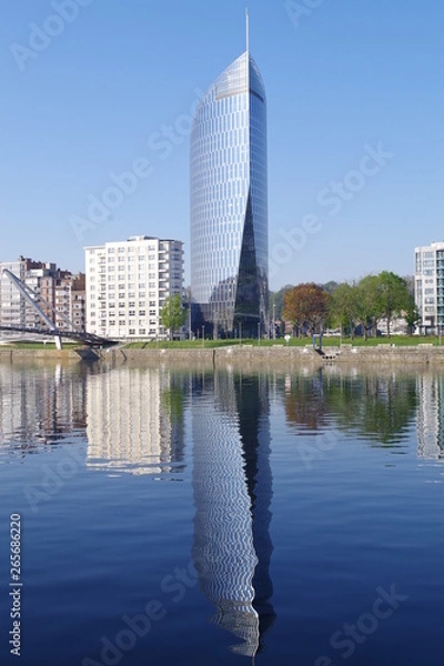 Fototapeta 水辺に写るビル