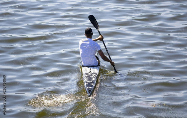 Fototapeta uomo in canoa su un lago