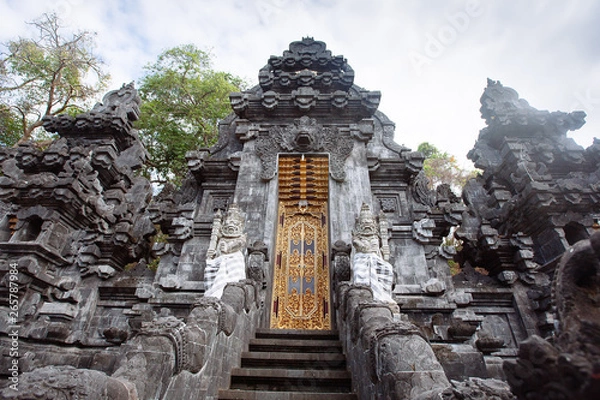 Fototapeta Balinese temple. Architecture, traveling and religion.