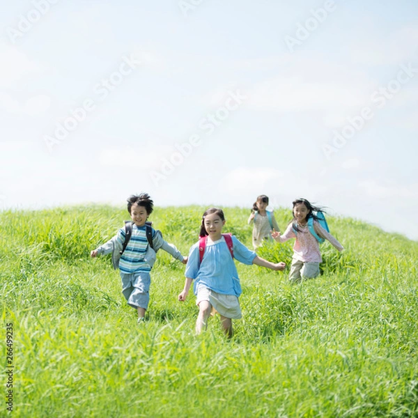Fototapeta 草原を走る小学生