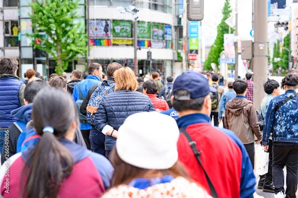 Fototapeta 観光客で混雑する街角