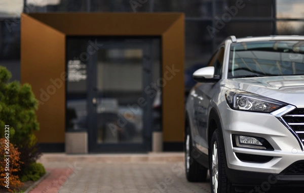 Obraz crossover zaparkowany w pobliżu wejścia do apartamentów