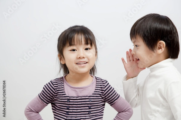 Obraz 耳打ちする男の子