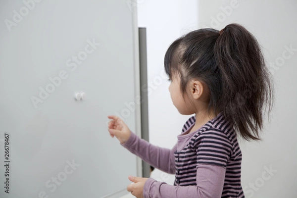 Obraz ホワイトボードで遊ぶ女の子