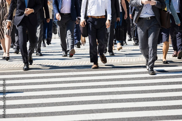 Fototapeta 横断歩道を渡るビジネスマンたち　春