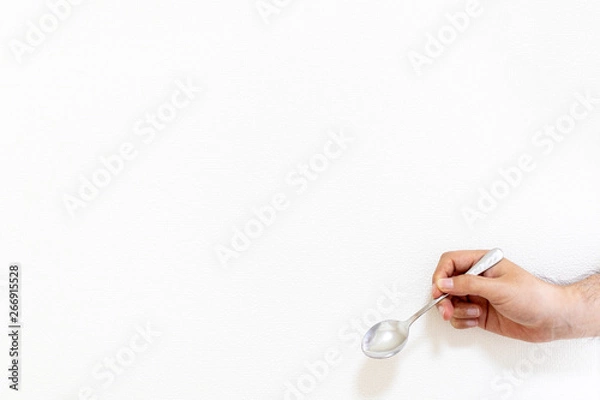 Fototapeta 金属スプーンを持った男の手