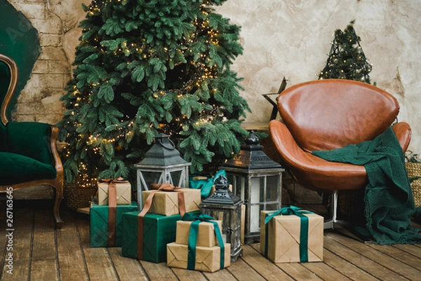Obraz Living room in retro style with a Christmas decor. Christmas living room with sofa, Christmas tree and gifts. New year home interior background. Green, brown, golden color.