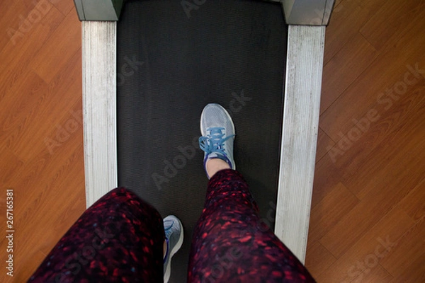 Fototapeta Knee bent running on treadmill