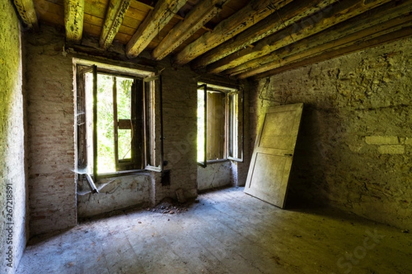 Fototapeta Urban exploration / Abandoned house somewhere in Italy