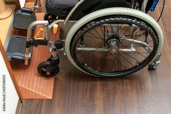 Obraz スロープを使った車いす
