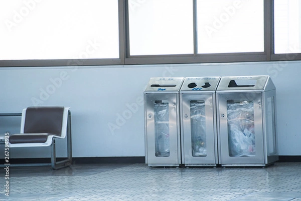 Obraz 日本風な鉄道の駅のゴミ箱