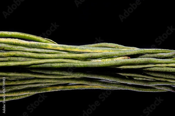Obraz Yard Long bean on black background and reflection