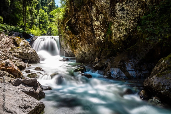 Fototapeta Bach mit Wasserfall in Langzeitbelichtung