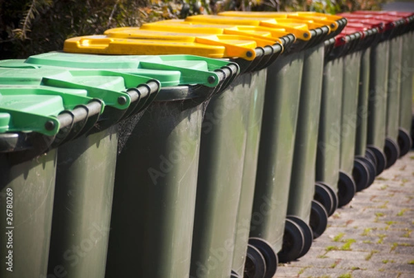 Obraz Pojemniki na kółko do zbierania śmieci i recykling z rzędu