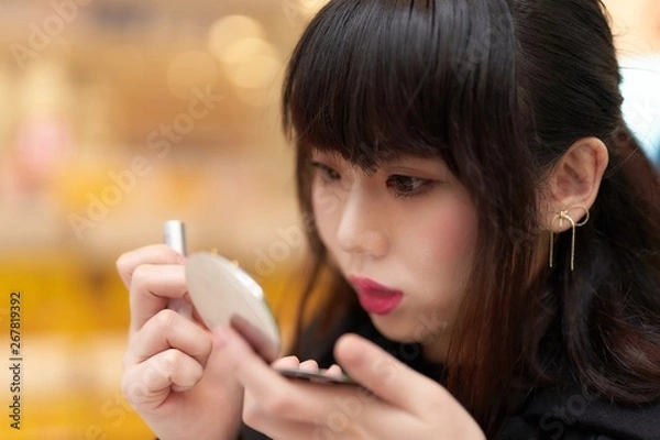 Obraz 化粧直し・メイク直しする女性