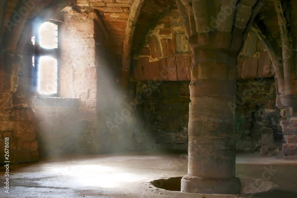 Obraz wiosenne światło wpadające przez starożytne okno