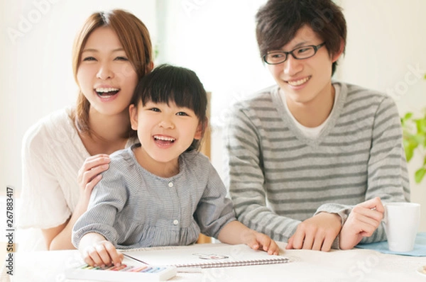 Fototapeta お絵描きをする女の子と両親