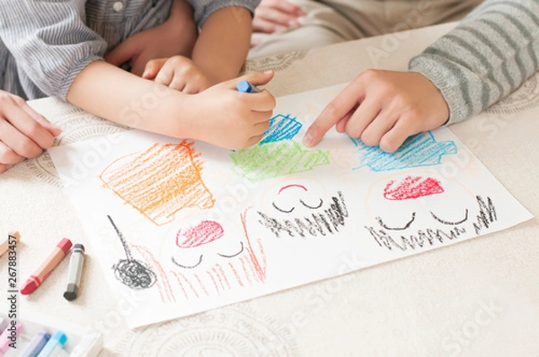 Obraz お絵描きをする親子の手元