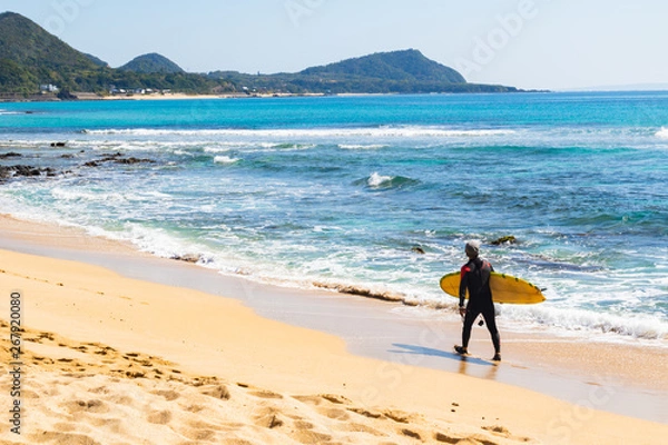 Obraz ビーチを歩くサーファー 奄美大島手広海岸 鹿児島県大島郡龍郷町赤尾木