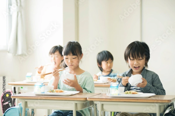 Obraz 給食を食べる小学生