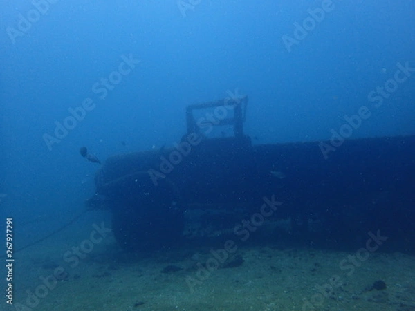 Fototapeta 海底トラックとダイビング
