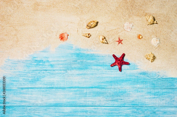 Fototapeta Widok z góry na piaszczystą plażę i molo z morskich desek. Tło z miejsca na kopię i widoczną teksturą piasku i drewna.