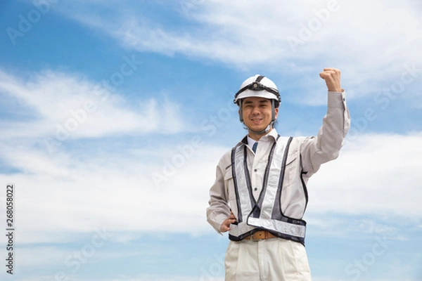 Fototapeta 施工管理の新人男性　青空背景