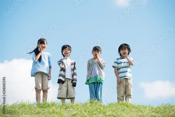 Fototapeta 草原で叫ぶ小学生