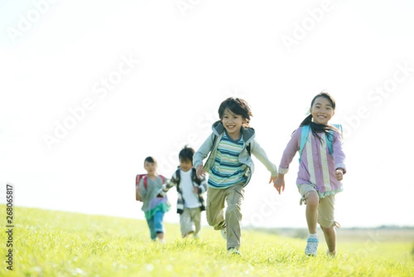 Fototapeta 草原を走る小学生
