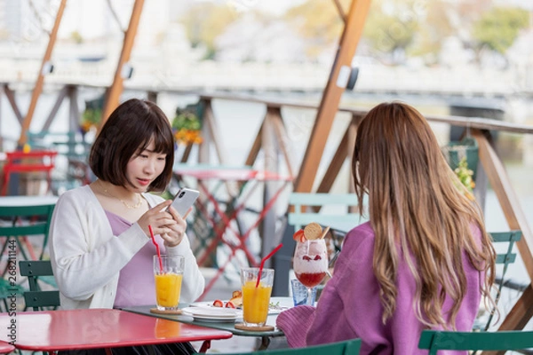 Fototapeta カフェ ガールズトーク イメージ