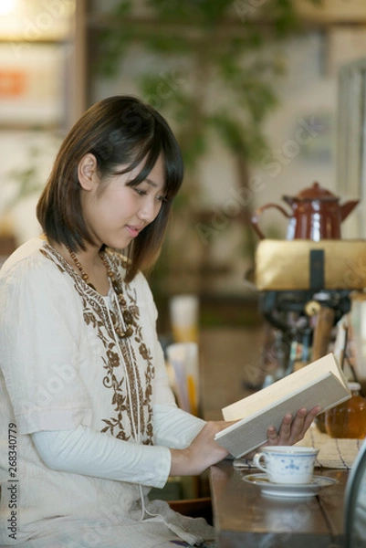 Fototapeta カフェで読書をする女性