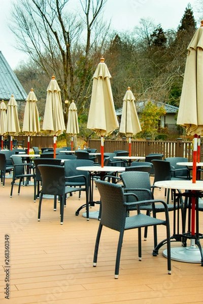 Obraz テラスに並べられたテーブルセット