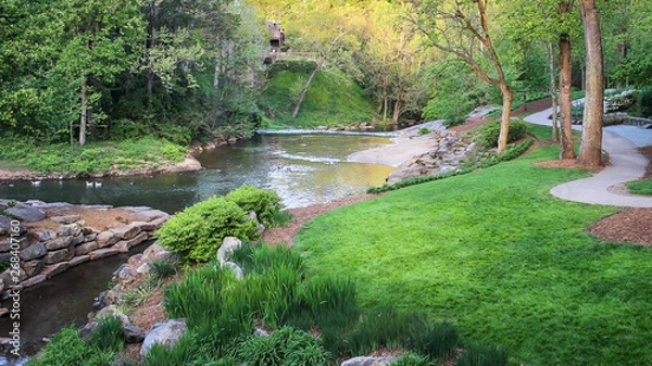 Obraz Słynny park Greenville South Carolina Falls w centrum miasta Reedy podczas zachodu słońca