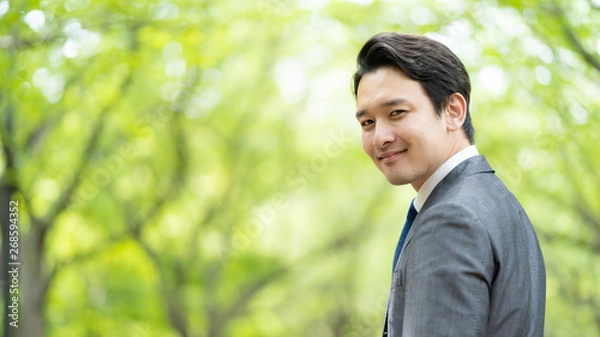 Fototapeta 公園でリラックスするサラリーマン