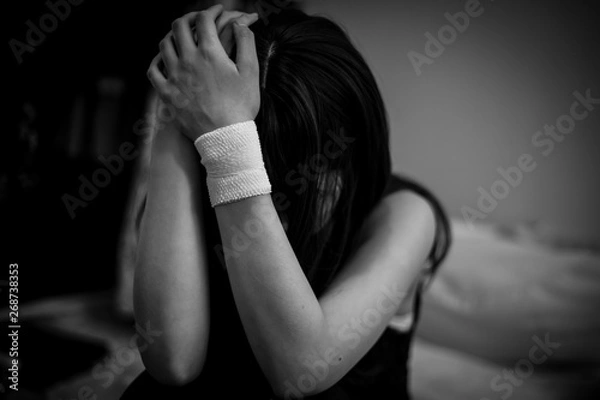 Fototapeta 悲しみに暮れる女性