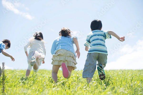 Obraz 草原を走る小学生の後姿