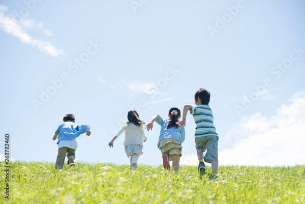 Fototapeta 草原を走る小学生の後姿