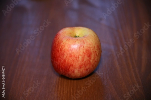 Obraz red apple on wooden table
