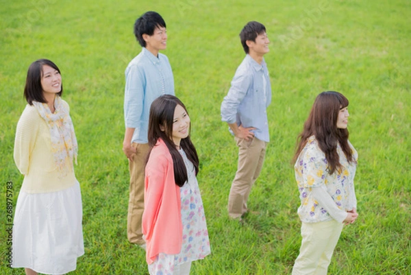 Fototapeta 草原に佇む大学生