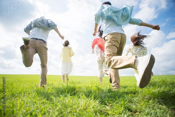 Obraz 草原を走る大学生の後姿