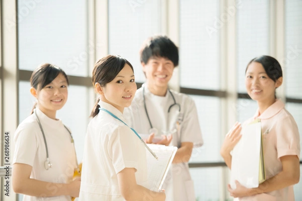 Fototapeta 病院で微笑む看護師