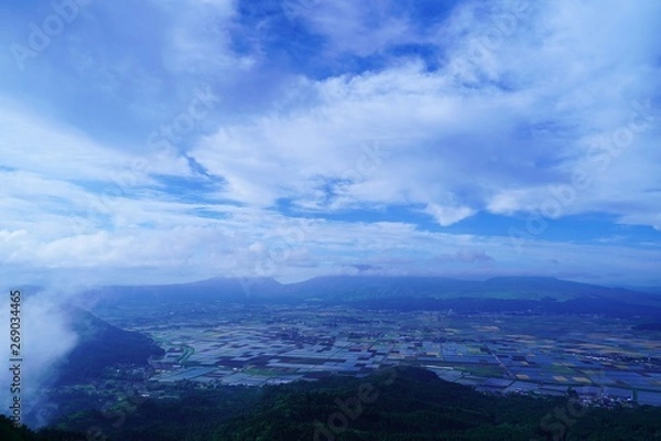 Fototapeta 雲に覆われた早朝の阿蘇地方の風景