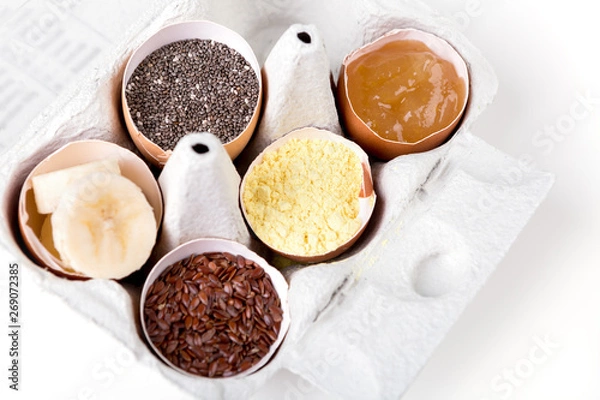 Obraz Anstelle von Ei zum Backen, Eiersatz in leerer Eierschale im Karton