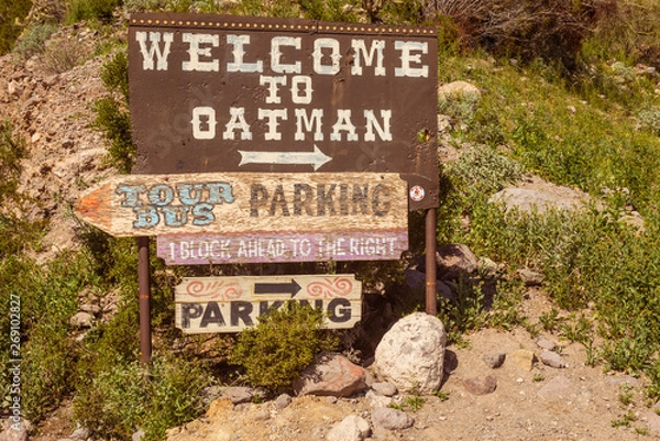 Obraz Rustykalny znak powitalny dla popularnej miejscowości turystycznej Oatman w Arizonie. na Route 66