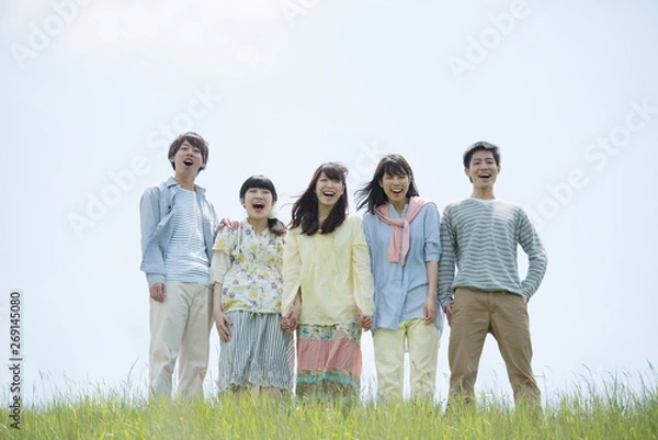 Fototapeta 草原で微笑む大学生