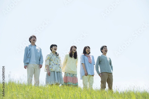 Fototapeta 草原で微笑む大学生