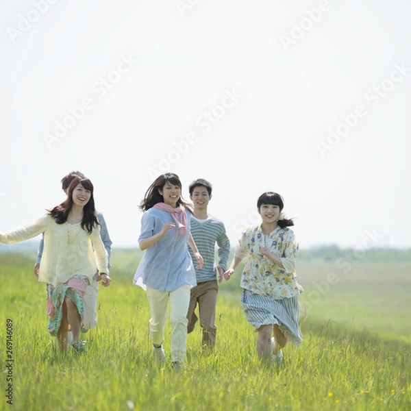 Fototapeta 草原を走る大学生