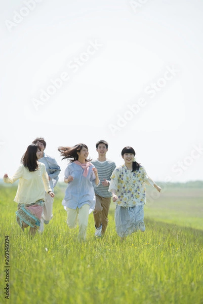 Fototapeta 草原を走る大学生