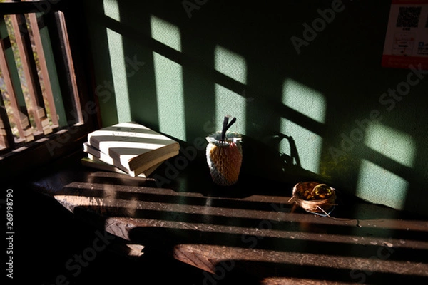 Obraz 光に照らされる小間物