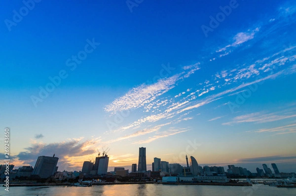 Fototapeta 夕暮れの横浜みなとみらい　大さん橋から
